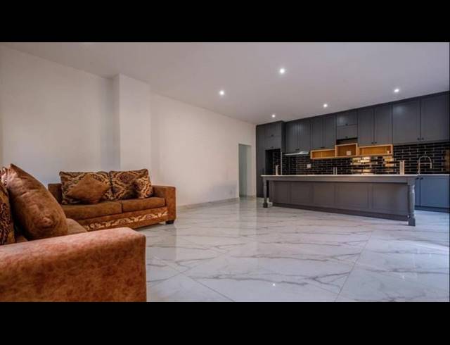 6 BEDROOM HOUSE FOR SALE IN BASSONIA
